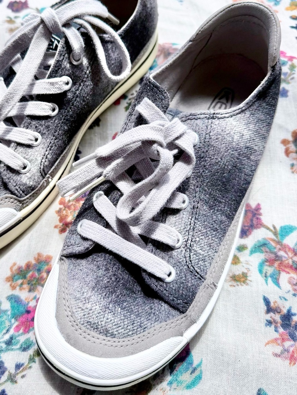 KEEN Elsa Gray Plaid Lace Up Sneakers Women’s 7